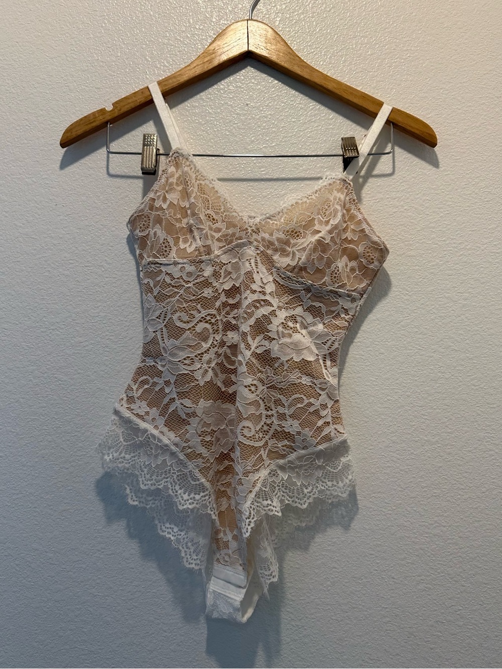 Pinsy - Shaping Lace Shapewear Bodysuit - Women's Size Small